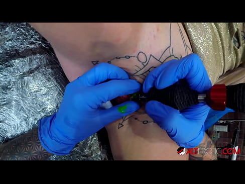 ❤️ Extremt tatuerade snyggingen Sully Savage fick en tatuering på sin klitoris Anal video at sv.bencoineth.top ﹏